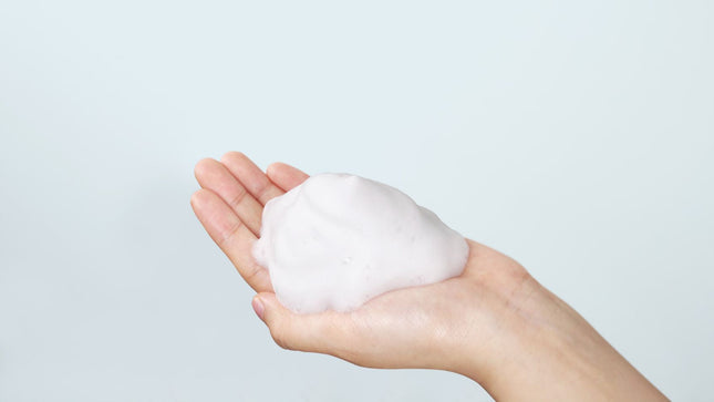 Espuma de limpeza rica e úmida